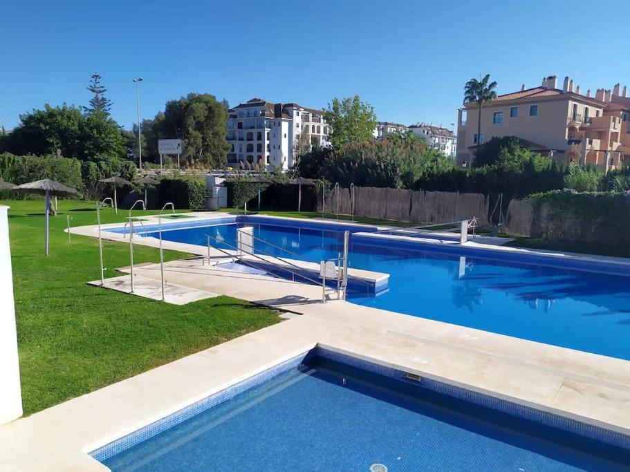 Apartamento Entero Con Solarium En Sabinillas, Con Piscina Y Al Lado Del Puerto De La Duquesa 马尼尔瓦 外观 照片
